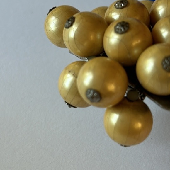 VINTAGE🗝️Champagne Faux Pearl Cluster of Grapes Scarf/Dress Clip - Picture 8 of 8